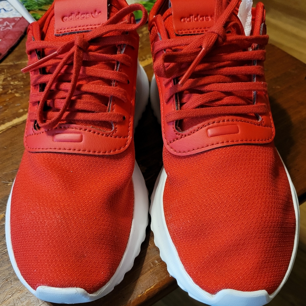 Adidas size 3y shoes EUC